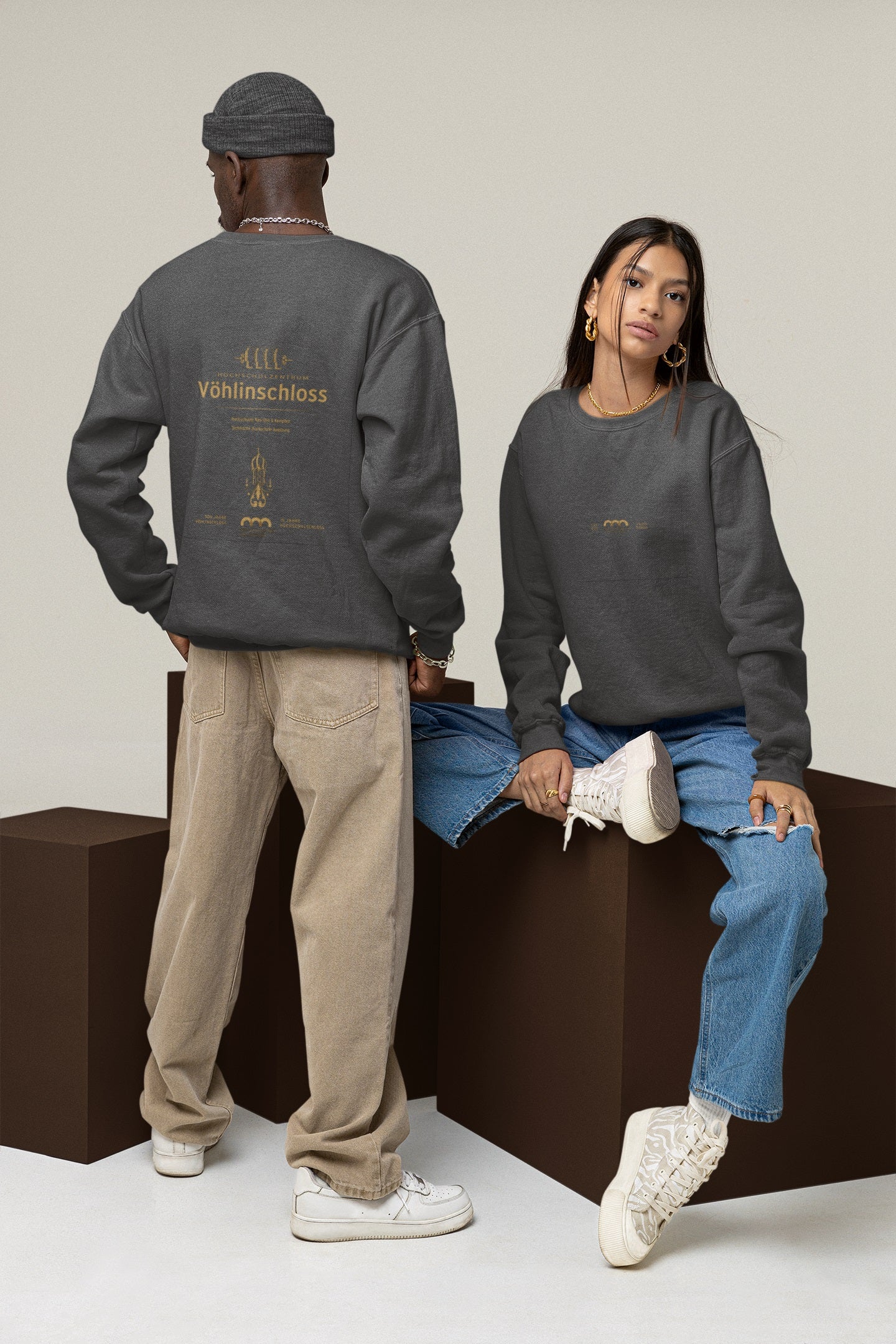 HSZ Vöhlinschloss 2025 Gold Print Organic Fair Regular Sweatshirt (B&C)